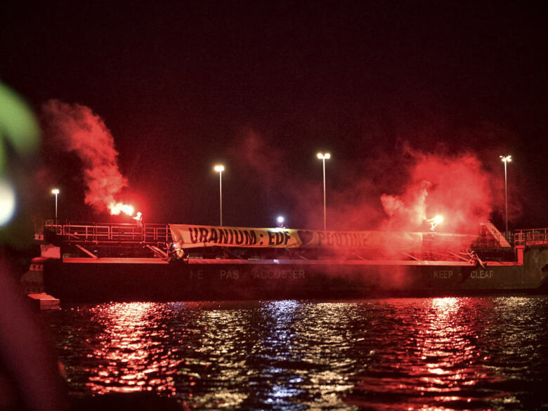 Greenpeace - blocage d'un cargo Russe